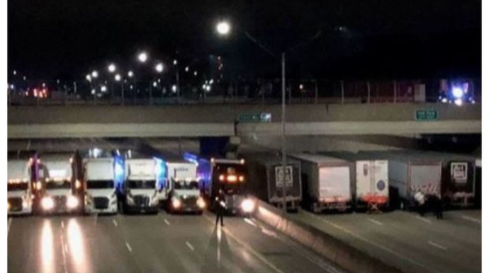 İran-Türkiyə sərhədində yük maşınlarının kilometrlərlə uzanan növbələri yaranıb - VİDEO