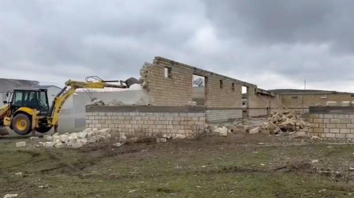Qubada qanunsuz tikili sökülüb  - VİDEO