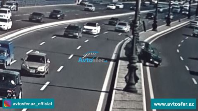 "Niva" taksi ilə toqquşaraq  işıq dirəyinə çırpılıb bu hala düşdü - VİDEO