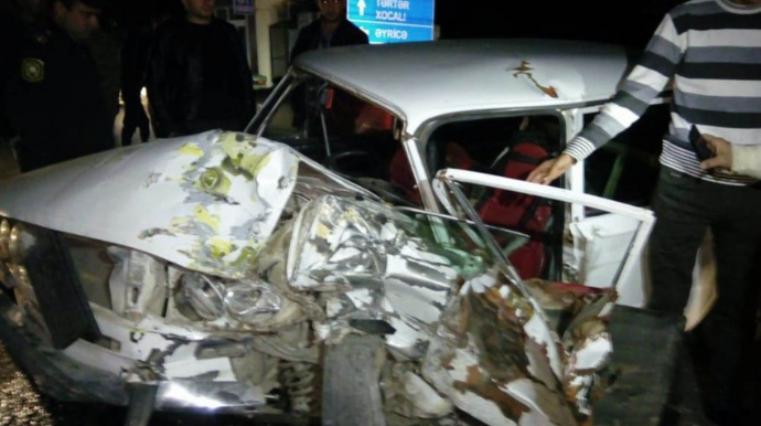 Yevlaxda iki avtomobil toqquşub, xəsarət alan var 