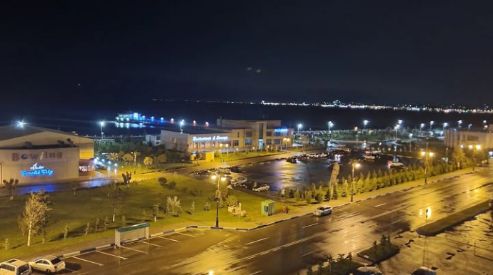 Sumqayıt bulvarında avtomobillərin hərəkəti piyadalara təhlükə yaradır - FOTO 