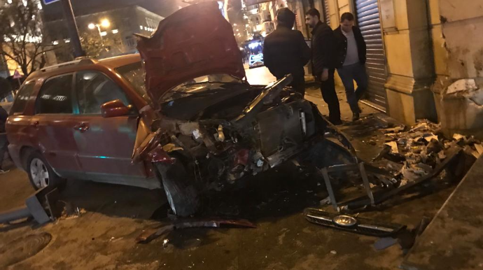 Paytaxtda dəhşətli qəza:  "Mercedes" "KİA"nı vurdu və...  - FOTO