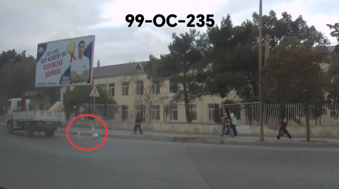 Sürücü daşıdığı zibilləri döngədə dağıdıb getdi - VİDEO