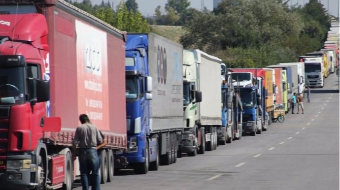 Yüzlərlə TIR sərhəddə qalıb Avropaya buraxılmır