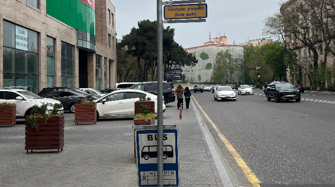 В Ясамале свалился знак автобусной остановки - ФОТО 