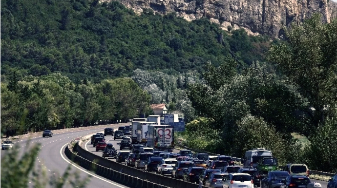 Tıxacların uzunluğu rekord həddə çatdı - Fransada yandırıcı istilər