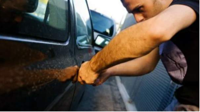 “Təcili evə getməliyəm” deyib başqasının maşınını qaçırmağa çalışdı - VİDEO 