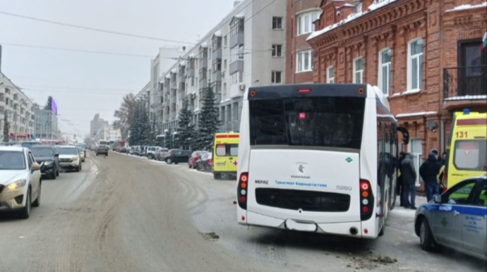 Avtobus məktəblini asfaltda sürüdü 