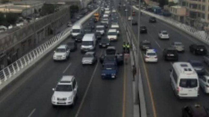 Bakın əsas prospektlərindən birində qəza;  avtobuslar gecikir - FOTO