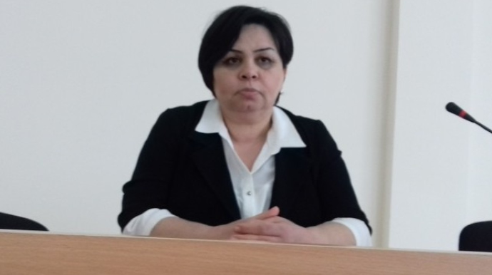 Məktəb direktoru bıçaqlanma işi ilə bağlı məhkəmədə dindirildi 