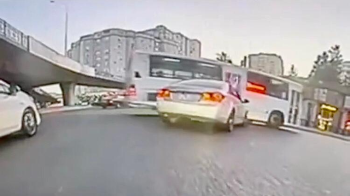 Dairədə qayda pozan qadın sürücü “Chevrolet”i avtobusa çırpdı - ANBAAN VİDEO