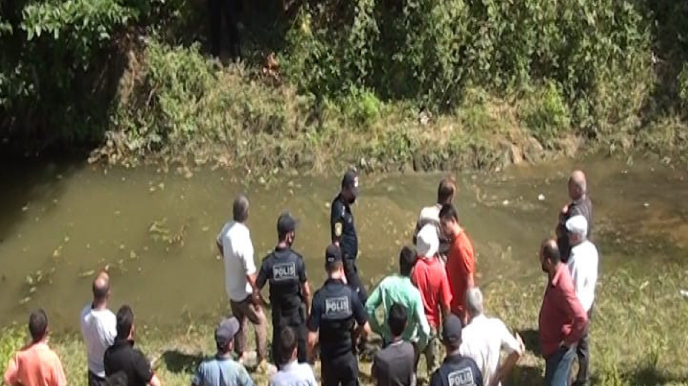 Lənkəranda ata 9 yaşlı oğlunun başını kəsib intihar etdi - FOTO
