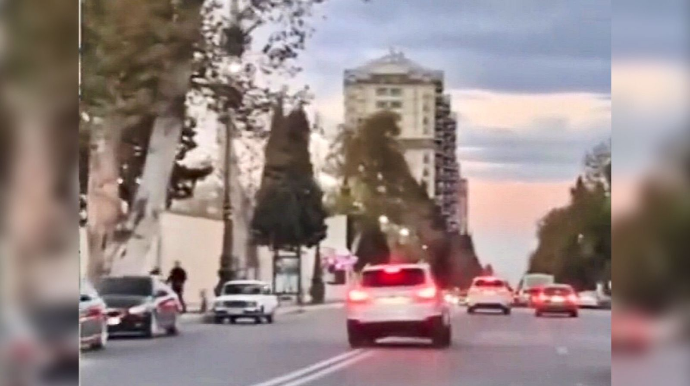 “Hyundai”la "avtoş"luq edən sürücü qəflətən yol polisinə yaxalandı - ANBAAN VİDEO 