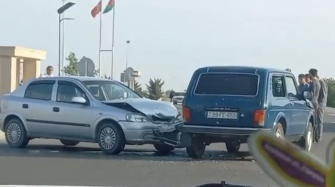 Biləsuvarda eyni kəsişmədə yeni qəza; "Niva" ilə "Opel" toqquşdu  - VİDEO