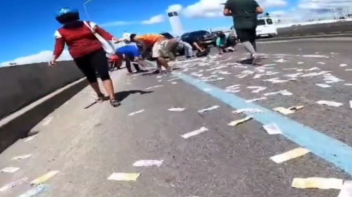 Yola tökülən pulları sürücülər yığdı - FOTO