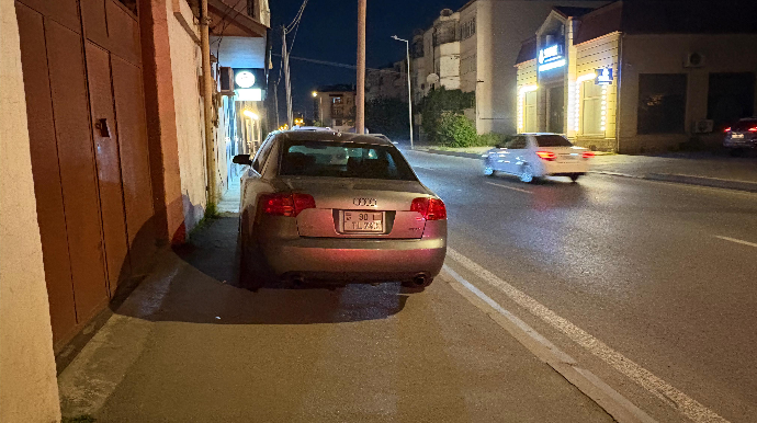 Yolun kənarı boş olsa da, maşını səkidə park etdi - 90-TL-740 - FOTO 