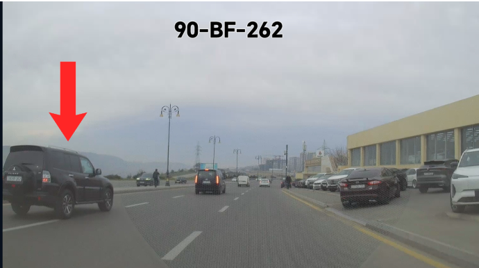 Sağa dönəcəyini öncədən bilən sürücünün məsuliyyətsiz davranışı təhlükəyə səbəb oldu - VİDEO