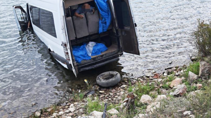 Rusiyada mikroavtobus Baykal gölünə düşdü - VİDEO 