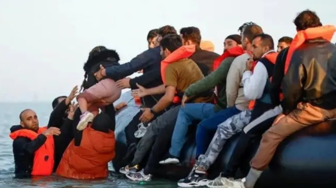 Britaniya qanunsuz miqrantları hərbi bazalarda yerləşdirəcək