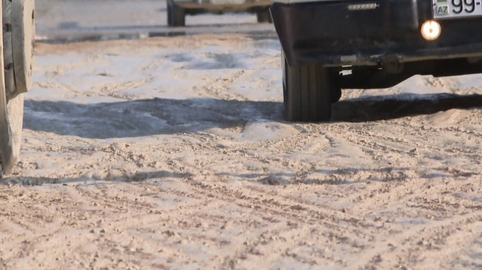 Yollar bərbad vəziyyətdədir - Palçıqdan hərəkət etmək olmur - VİDEO