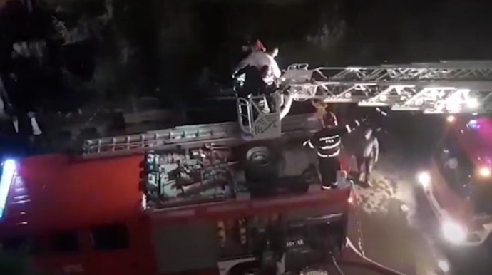 Sumqayıtda yaşayış binasında yanğın - Təxliyə olunanlar var - VİDEO 