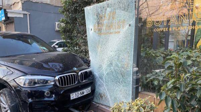 "Prius" sürücüsü qəfil manevr etdi, "BMW" restorana çırpıldı - VİDEO 