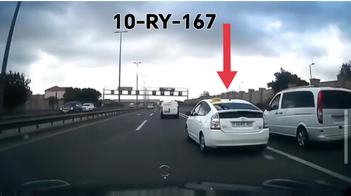 Yüksək sürətlə "ara işləyən" "Prius" sürücüsü qəza törədib qaçdı - VİDEO