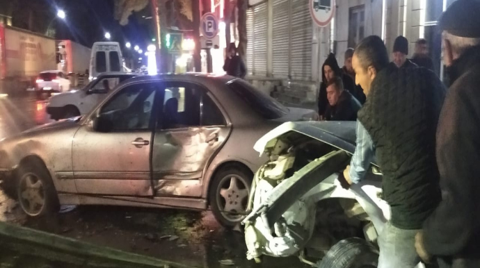 Xaçmazda minik avtomobilləri toqquşub, xəsarət alan var - FOTO 