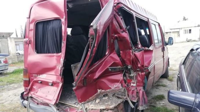 Ucarda mikroavtobus evakuatorla toqquşdu