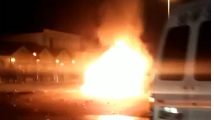 Bakıda iki avtomobil toqquşdu: Maşın alovlandı   - VİDEO