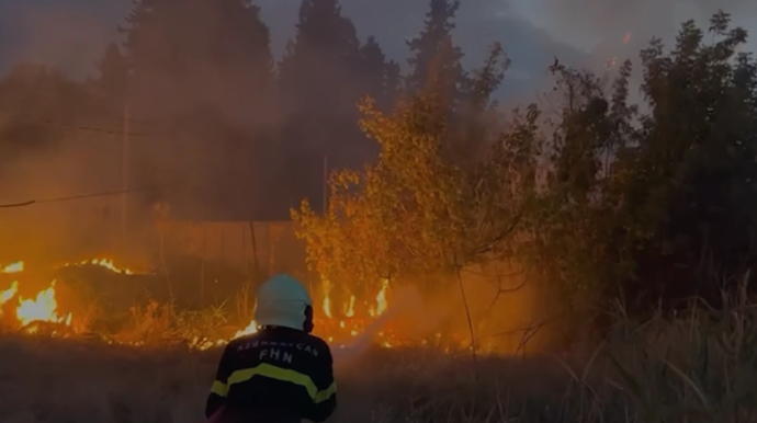 Qazaxda köhnə xalça sexinin ərazisində yanğın oldu - VİDEO
