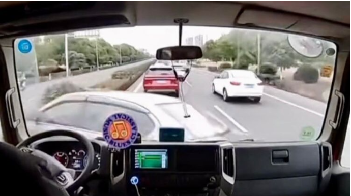 Qayda pozan avtomobil yük maşınına dəyərək əks yola çıxdı   - VİDEO