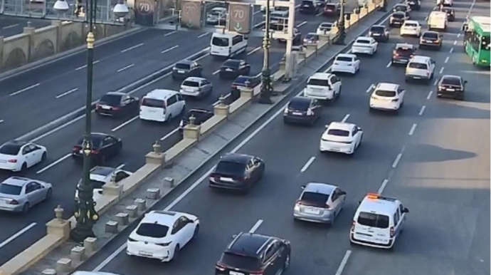 На каких улицах Баку 24 октября наблюдаются транспортные заторы?