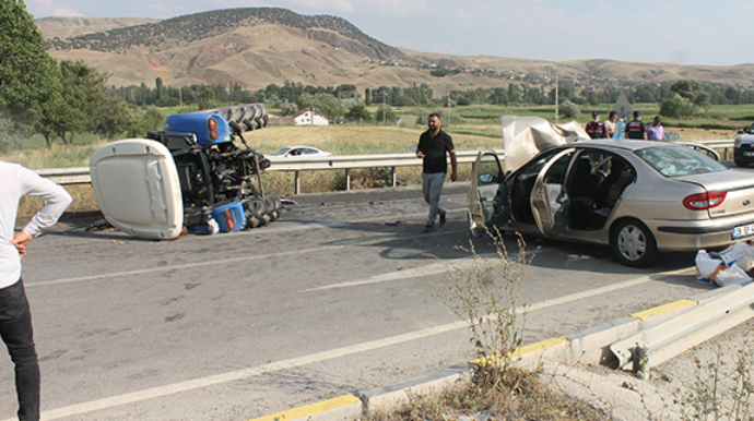 Avtomobil traktorla toqquşdu;  3-ü ağır, 8 yaralı - FOTO 