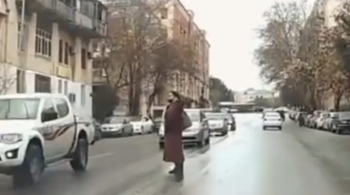 Yolun ortasında piyada dayanıbsa, nə etməlisiniz? – AQİL RƏHİMOV AÇIQLADI - VİDEO 