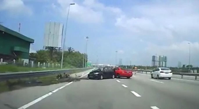 İki avtomobil toqquşdu, maşındakı uşaqlar səkiyə yıxıldı - VİDEO