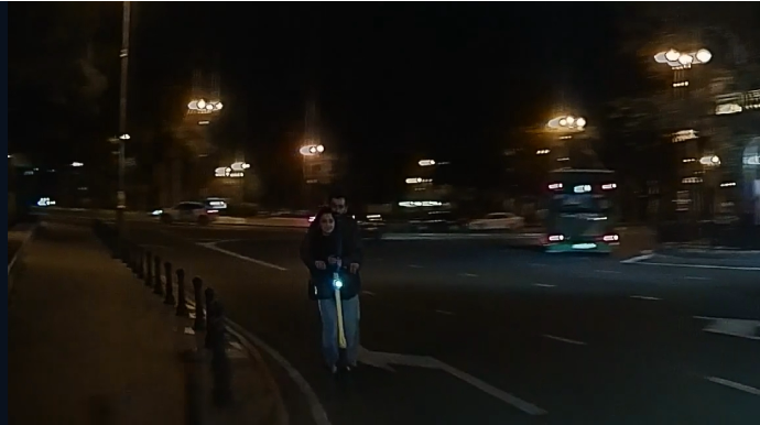 Şəhərin mərkəzində skuterlə ölümə gedən sevgililər - VİDEO