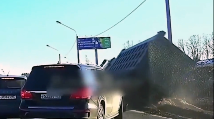 "Mercedes"lə qəza törədən qadın sürücü yük maşınını aşırıb qaçdı - VİDEO 