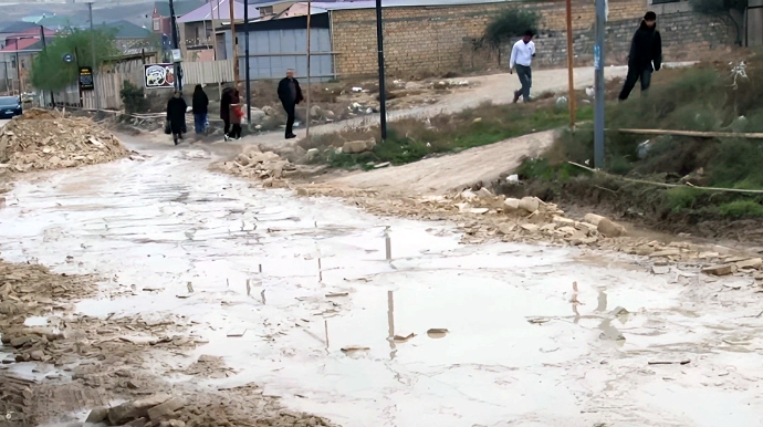 Bu küçədə yaşayanlar yol problemindən şikayətçidirlər: "Nə taksi gəlir, nə də təcili yardım" - VİDEO 