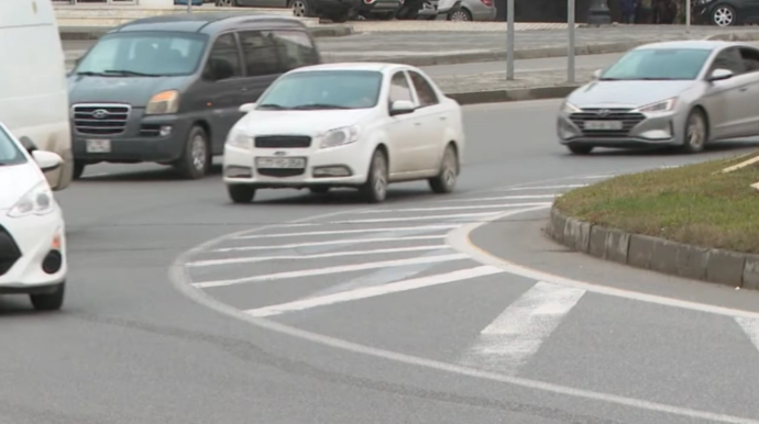 Sürücülərin DİQQƏTİNƏ: Ukrayna dairəsindəki xətlənmə cərimələrə səbəb olur - VİDEO