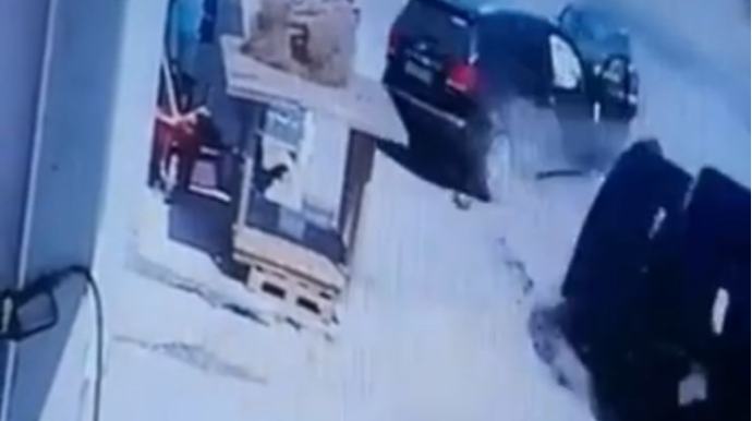 Neftçalada yoldan çıxan “06” “Mercedes”ə çırpıldı, özü aşdı   - VİDEO
