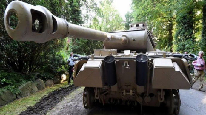 Təqaüdçü faşist ordusunun tankını aldı, məhkəməyə düşdü 