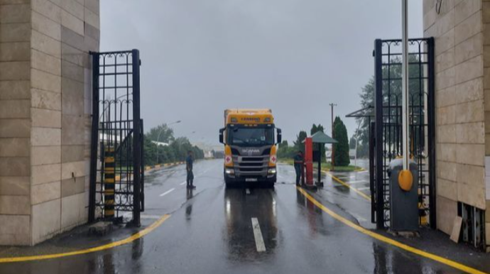 Rusiya QXC-nin ərzaq dolu yük avtomobilinin Xankəndiyə keçidi hələ də gecikir  - VİDEO