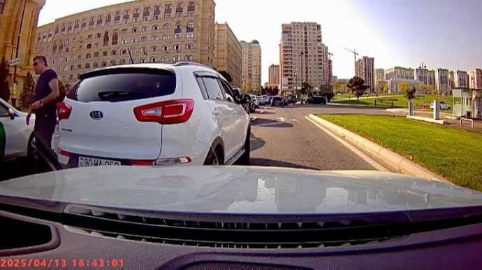 Qayda pozmaqdan bezmədi, maşının önünü kəsib “əcəb edirəm”  də dedi - 90-MA-950   - VİDEO