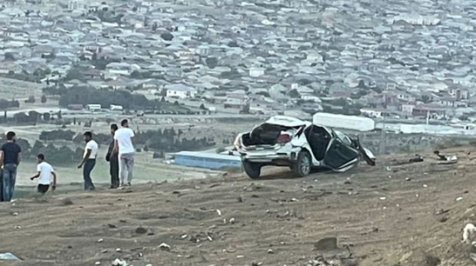 В Баку два автомобиля упали в овраг  - ВИДЕО