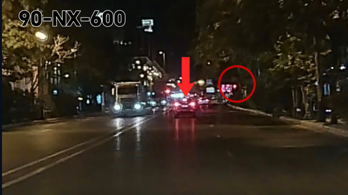 Piyadaların svetoforunu saymayan sürücü qırmızıda keçdi - VİDEO