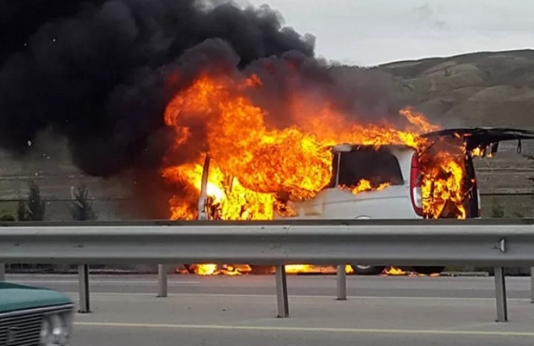 Azərbaycanda mikroavtobus belə yandı - Fotolar