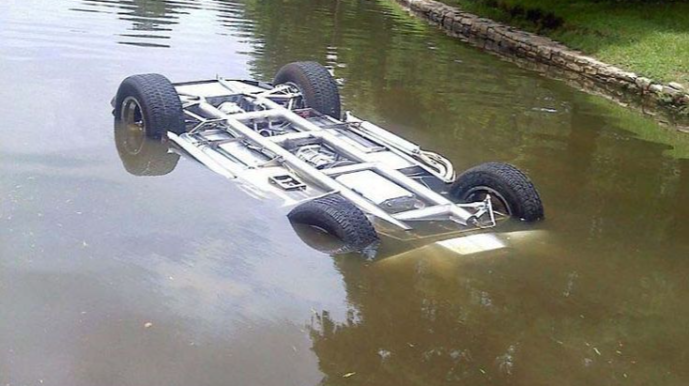 Sabirabadda avtomobil kanala aşıb, sürücü ölüb 