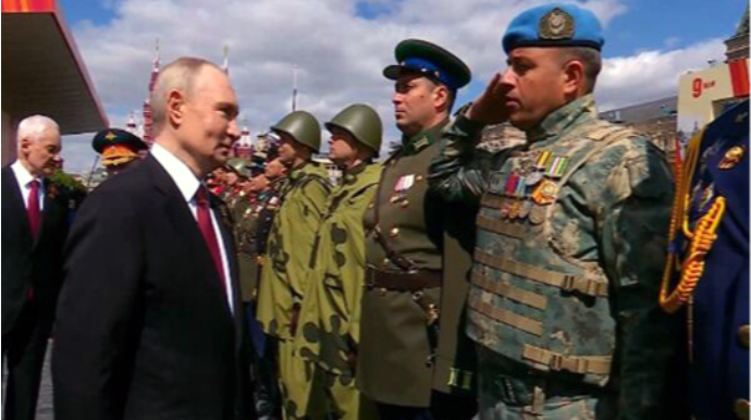 Putin azərbaycanlı polkovniklə salamlaşdı - VİDEO