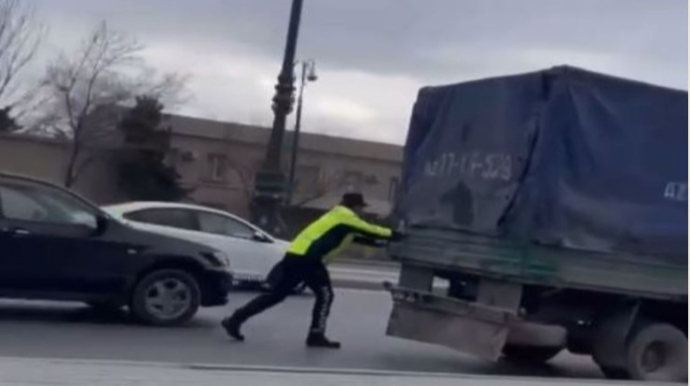 Yol polisi yük maşınını belə itələdi - VİDEO